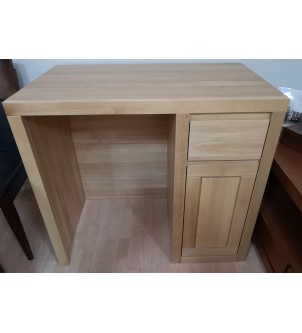 Małe biurko z drewna...